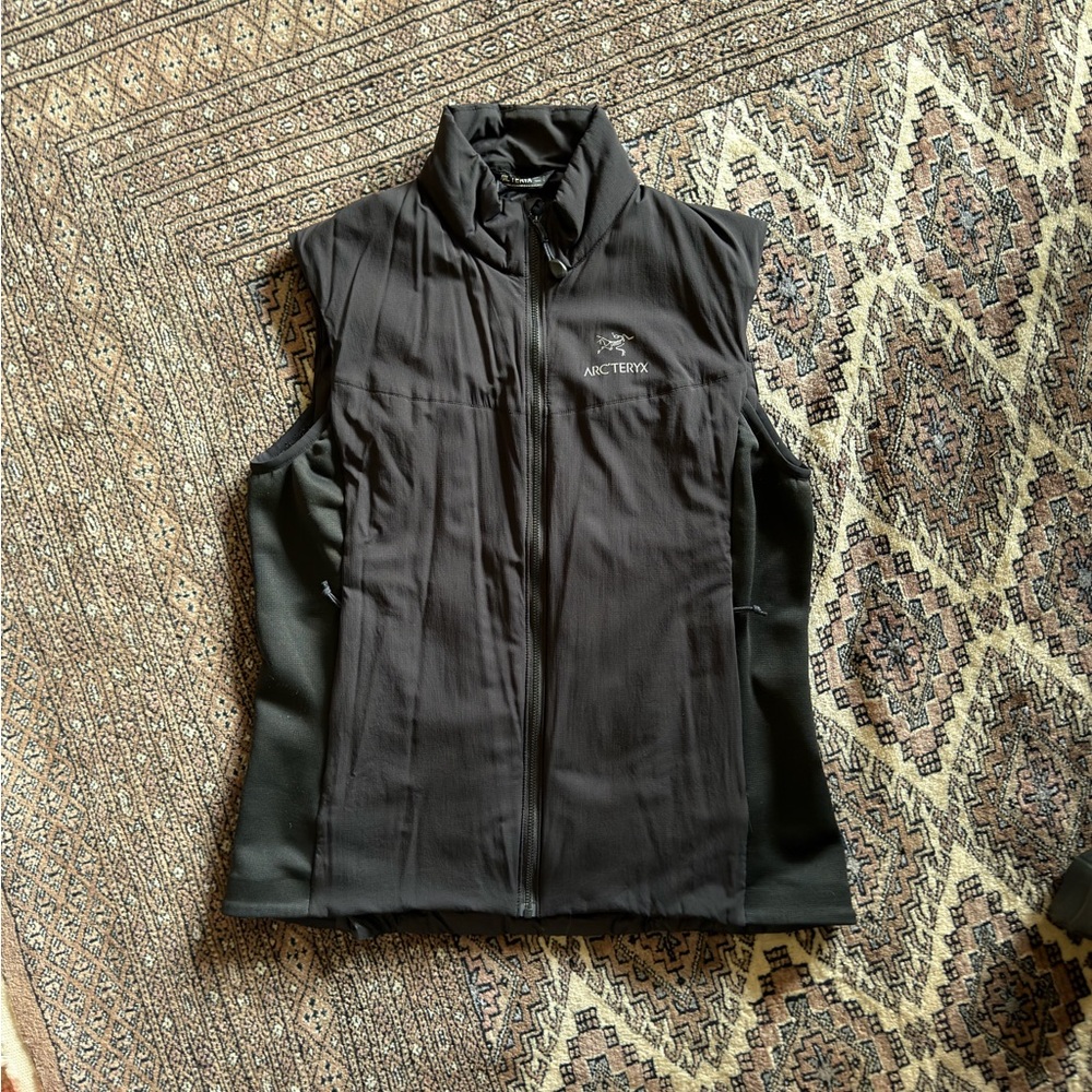 Arc'teryx Atom Vest Women Black Size Large Hiking Layer